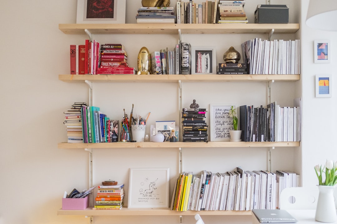 books-on-shelf-g-4wx5tznue